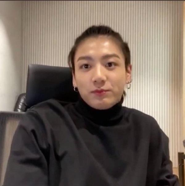 Jungkook live trực tiếp Youtube, fan hoảng hồn nín thở tưởng mỹ nhân nào đi lạc-2