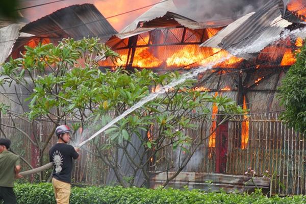 Cháy xưởng gỗ trong khu công nghiệp ở TP.HCM-1