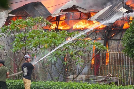 Cháy xưởng gỗ trong khu công nghiệp ở TP.HCM