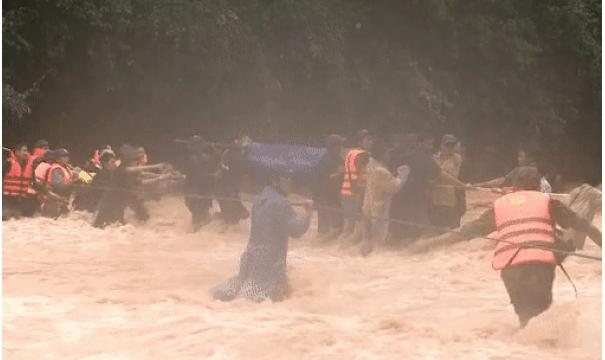 Clip: Thót tim xem cảnh băng rừng, vượt suối đưa thi thể Đại úy Công an hy sinh vì cứu người về đất mẹ-3