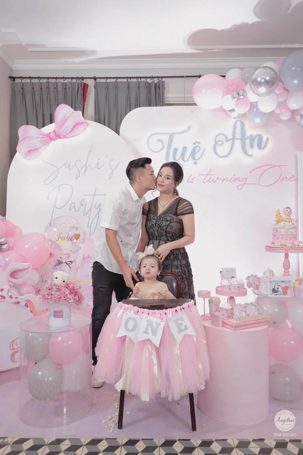 Bùi Tiến Dũng tổ chức sinh nhật cho con gái, hành động ôm hôn thắm thiết bà xã chiếm trọn spotlight-1