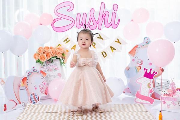 Bùi Tiến Dũng tổ chức sinh nhật cho con gái, hành động ôm hôn thắm thiết bà xã chiếm trọn spotlight-4