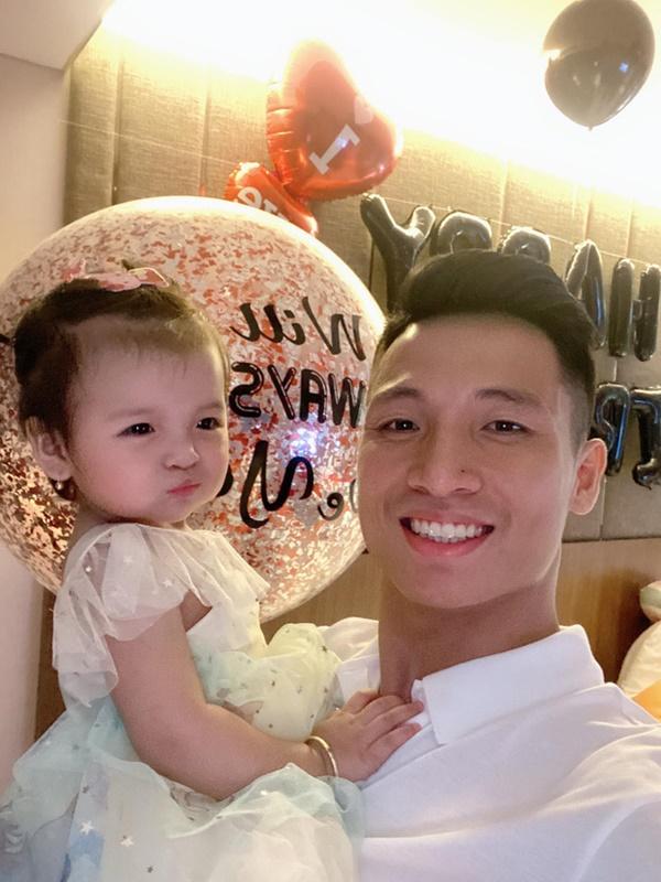 Bùi Tiến Dũng tổ chức sinh nhật cho con gái, hành động ôm hôn thắm thiết bà xã chiếm trọn spotlight-5