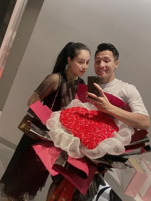 Bùi Tiến Dũng tổ chức sinh nhật cho con gái, hành động ôm hôn thắm thiết bà xã chiếm trọn spotlight-6