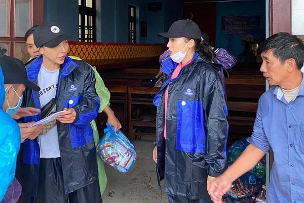 Thuyền cứu trợ của hoa hậu Kỳ Duyên bị lật-6