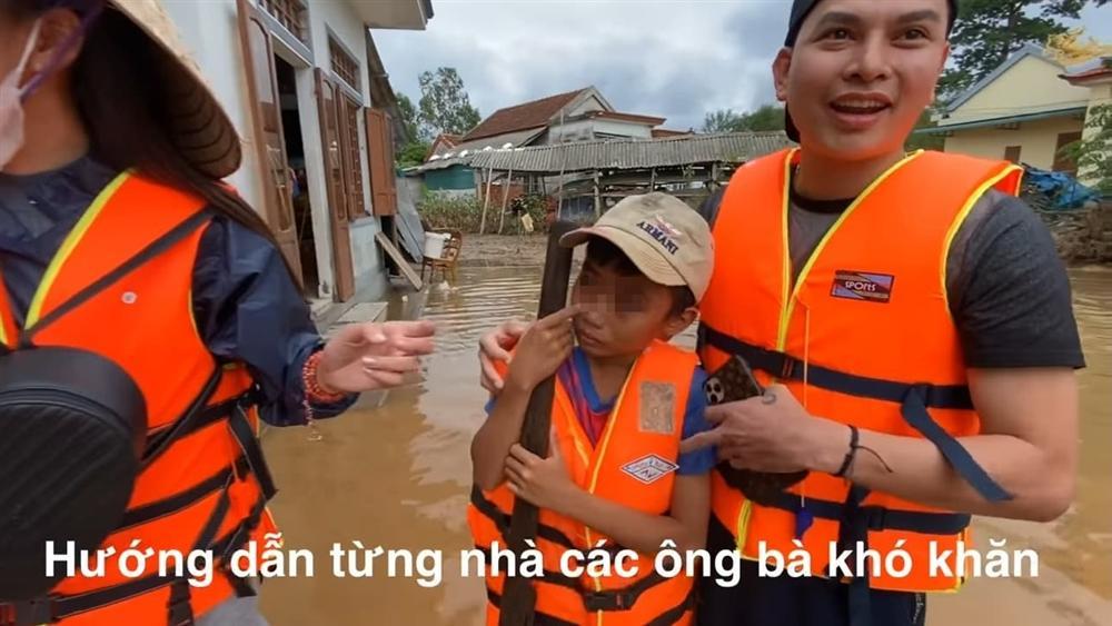 Xúc động cảnh Thủy Tiên tài trợ 2 trẻ em nghèo miền Trung học hết đại học-3