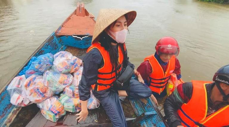 Xúc động cảnh Thủy Tiên tài trợ 2 trẻ em nghèo miền Trung học hết đại học-1