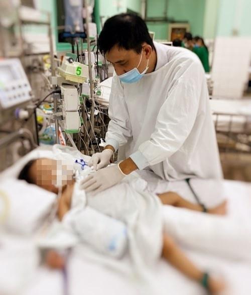 Kinh hoàng: Bé trai 2 tuổi ở TP HCM bị chó Alaska nhà nuôi cắn rách khí quản-1