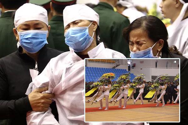 Cụ ông bật khóc nức nở khi được trao suất cơm nóng giữa biển nước mênh mông-12