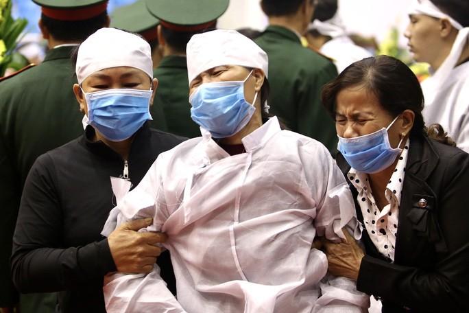 Người thân, đồng đội khóc nghẹn trong tang lễ 22 chiến sĩ bị vùi lấp ở Quảng Trị-4