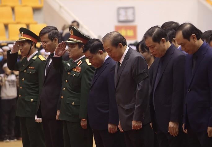 Người thân, đồng đội khóc nghẹn trong tang lễ 22 chiến sĩ bị vùi lấp ở Quảng Trị-2