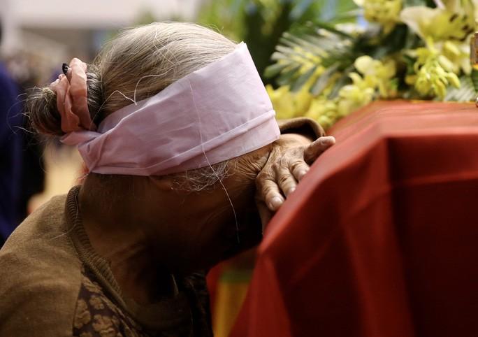 Người thân, đồng đội khóc nghẹn trong tang lễ 22 chiến sĩ bị vùi lấp ở Quảng Trị-11