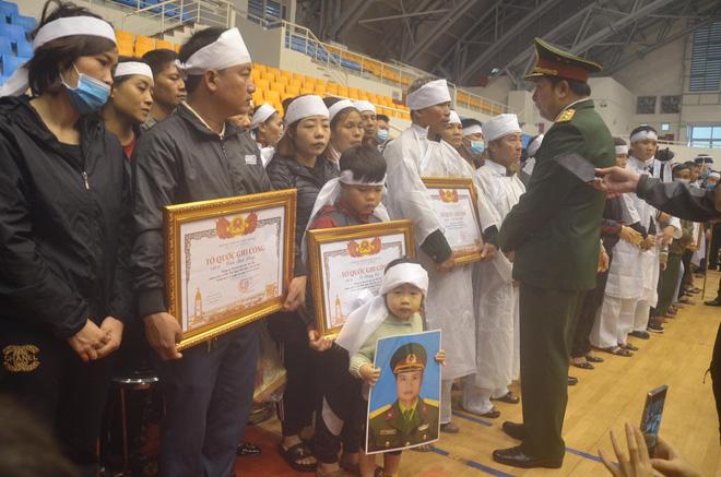 Người thân, đồng đội khóc nghẹn trong tang lễ 22 chiến sĩ bị vùi lấp ở Quảng Trị-7