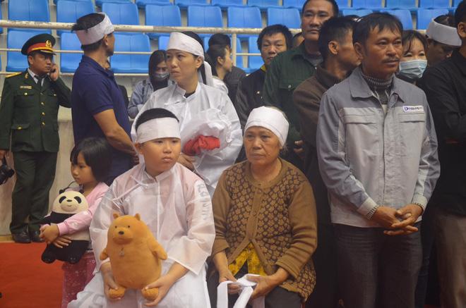 Người thân, đồng đội khóc nghẹn trong tang lễ 22 chiến sĩ bị vùi lấp ở Quảng Trị-3