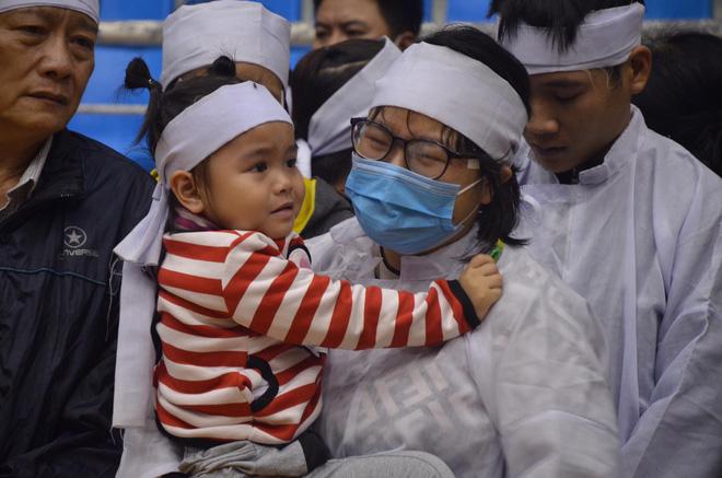 Người thân, đồng đội khóc nghẹn trong tang lễ 22 chiến sĩ bị vùi lấp ở Quảng Trị-6