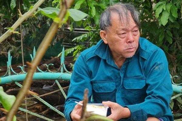 Cụ ông bật khóc nức nở khi được trao suất cơm nóng giữa biển nước mênh mông-3