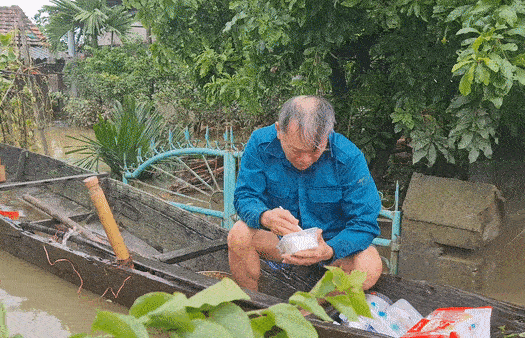 Cụ ông bật khóc nức nở khi được trao suất cơm nóng giữa biển nước mênh mông-4