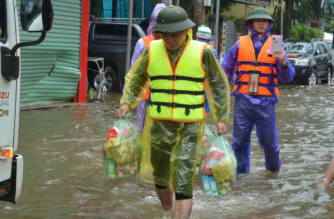 Cụ ông bật khóc nức nở khi được trao suất cơm nóng giữa biển nước mênh mông-10