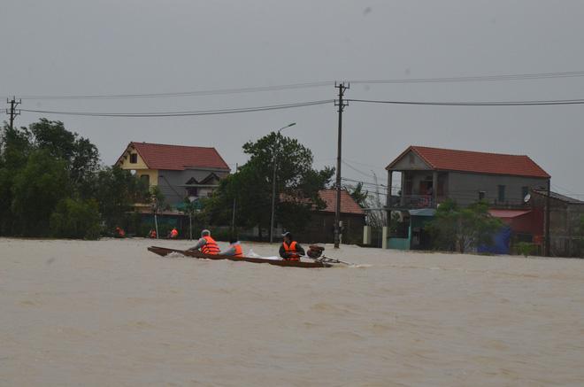 Cụ ông bật khóc nức nở khi được trao suất cơm nóng giữa biển nước mênh mông-6
