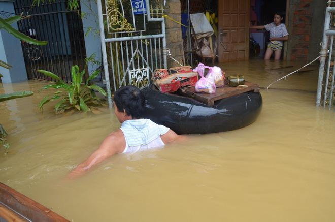 Cụ ông bật khóc nức nở khi được trao suất cơm nóng giữa biển nước mênh mông-7