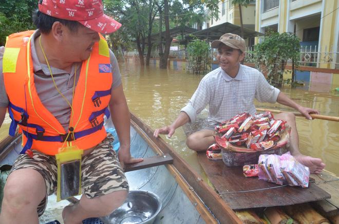 Cụ ông bật khóc nức nở khi được trao suất cơm nóng giữa biển nước mênh mông-8
