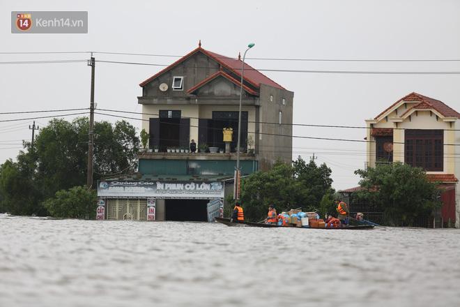 Cụ ông bật khóc nức nở khi được trao suất cơm nóng giữa biển nước mênh mông-1