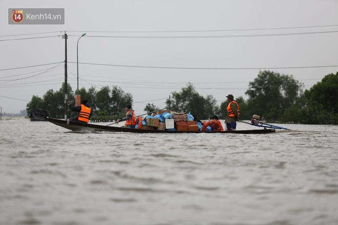 Cụ ông bật khóc nức nở khi được trao suất cơm nóng giữa biển nước mênh mông-2
