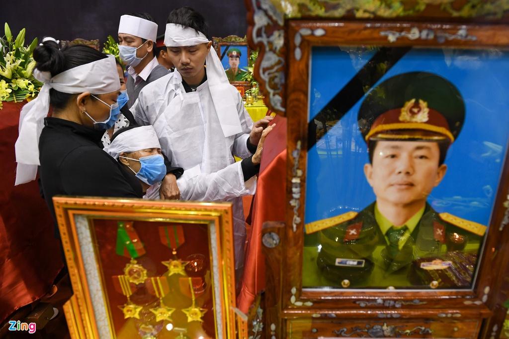 Người thân, đồng đội khóc nghẹn trong tang lễ 22 chiến sĩ bị vùi lấp ở Quảng Trị-8
