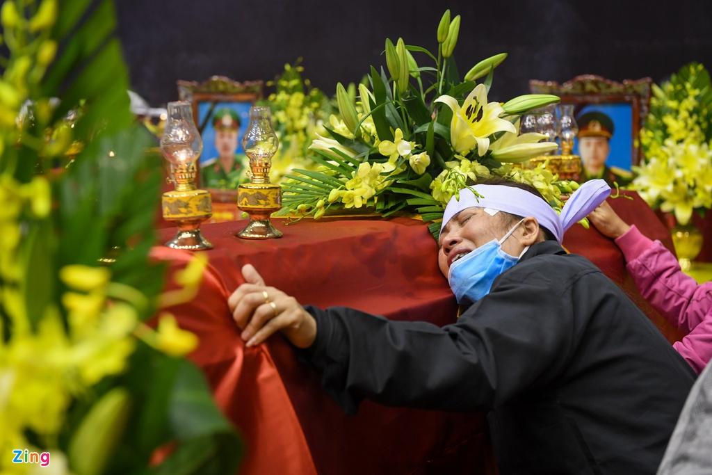 Người thân, đồng đội khóc nghẹn trong tang lễ 22 chiến sĩ bị vùi lấp ở Quảng Trị-12