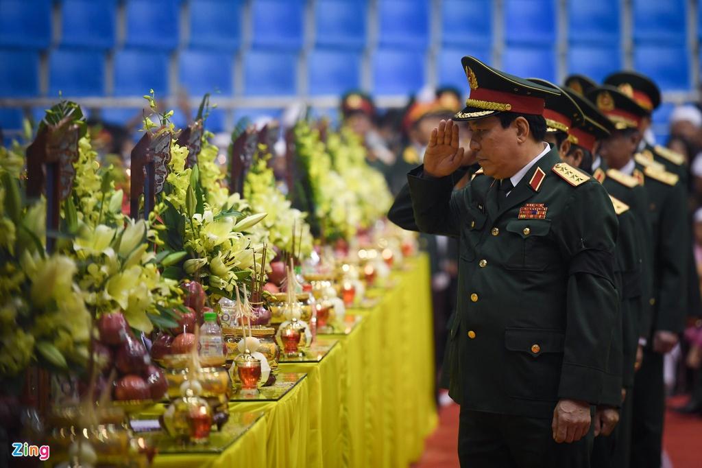 Người thân, đồng đội khóc nghẹn trong tang lễ 22 chiến sĩ bị vùi lấp ở Quảng Trị-14