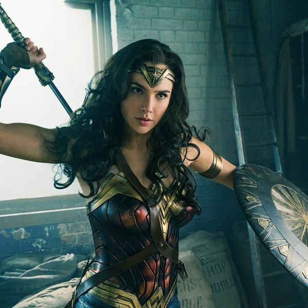 Và đến vai diễn Wonder Woman trong Vũ trụ Điện ảnh DC, Gal Gadot đã trở thành ngôi sao hạng A có hàng triệu người hâm mộ trên khắp thế giới. Gal Gadot từng được tạp chí Time vinh danh trong Top 100 người có sức ảnh hưởng lớn nhất thế giới. Năm 2020, “Nữ thần Chiến binh” nằm trong Top 3 nữ diễn viên có cát-xê cao nhất Hollywood.