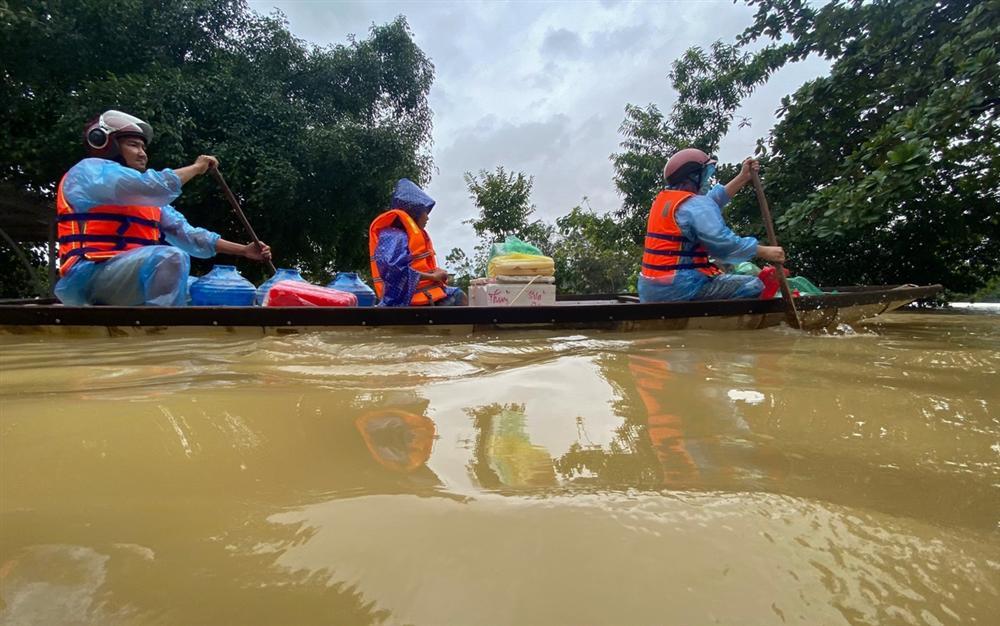 Quảng Bình lũ lụt, mẹ mất mà quan tài treo trần nhà 1 tuần không chôn được-2