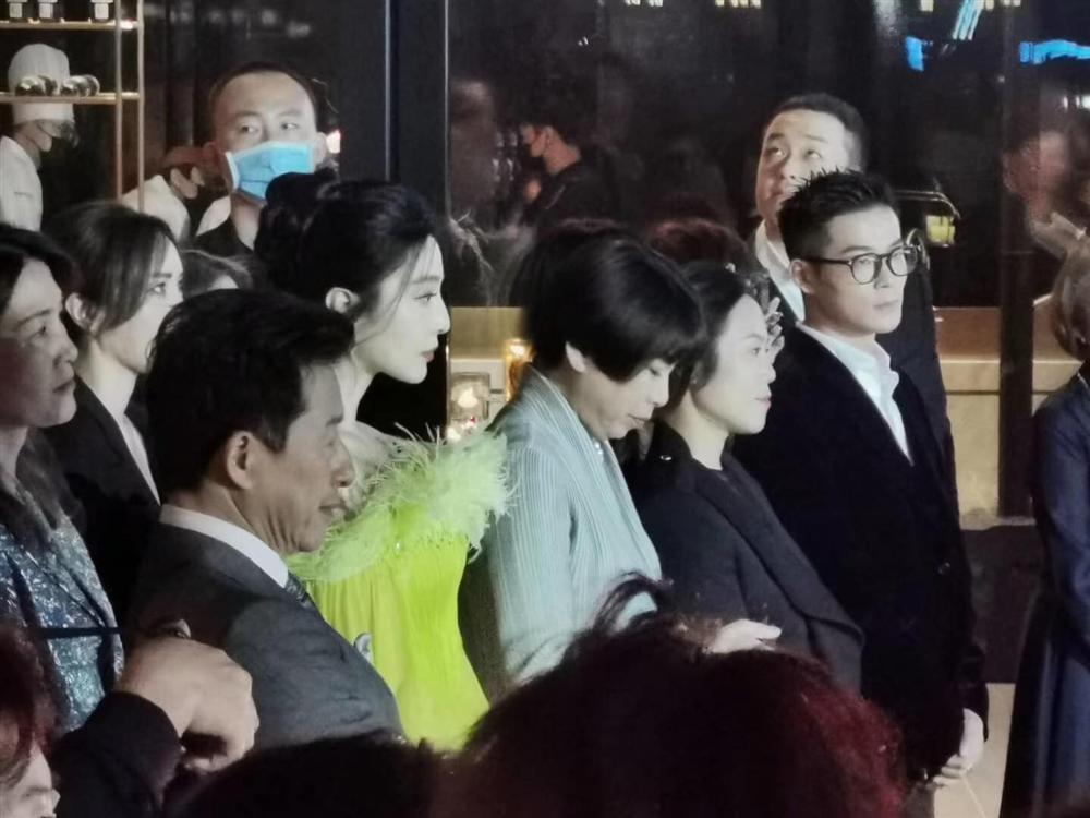 Phạm Băng Băng vừa tái xuất đã gây xôn xao khi đứng giữa 4 nhân vật quyền lực-4