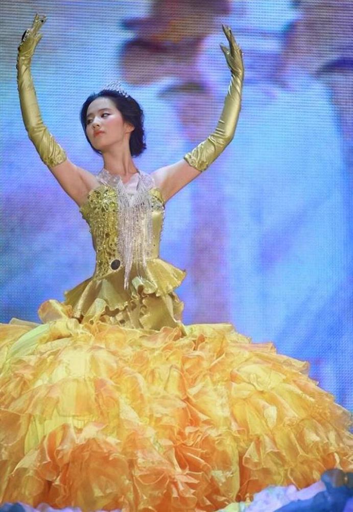 Bộ váy huyền thoại của Nữ thần Kim Ưng bị chê mỗi năm càng thêm sến súa-2