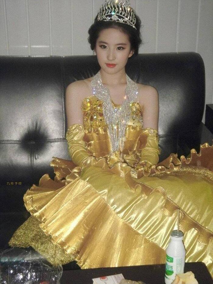 Bộ váy huyền thoại của Nữ thần Kim Ưng bị chê mỗi năm càng thêm sến súa-3