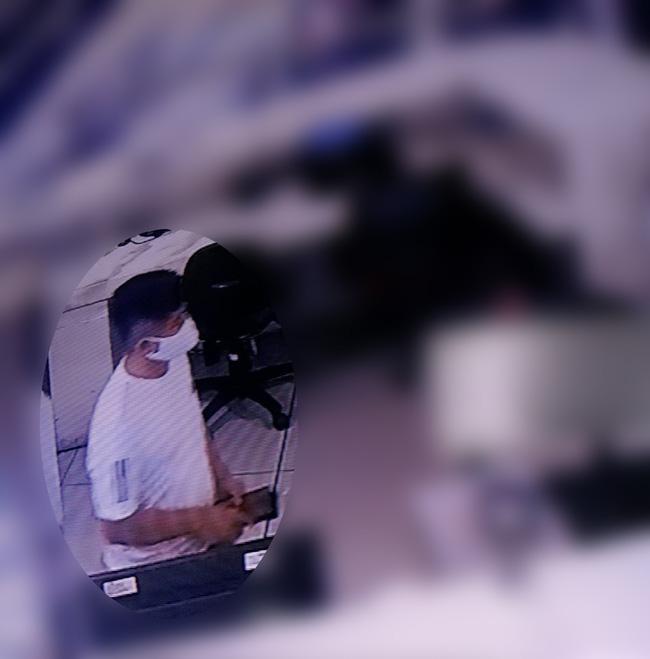 Đi ăn cắp nhưng lại trót mê selfie, tên trộm bị bại lộ trong nốt nhạc-1