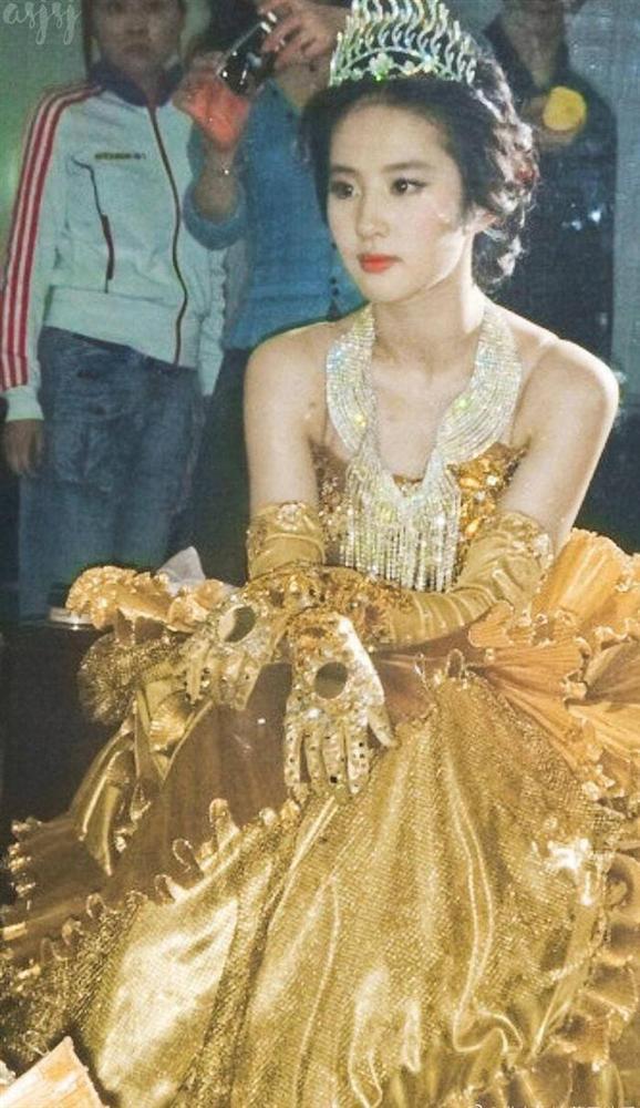 Bộ váy huyền thoại của Nữ thần Kim Ưng bị chê mỗi năm càng thêm sến súa-4