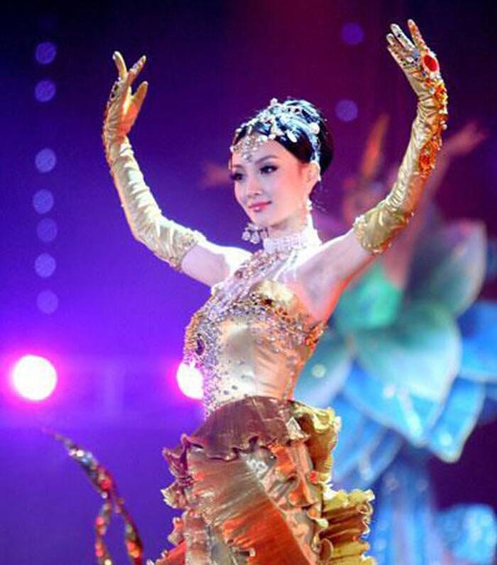 Bộ váy huyền thoại của Nữ thần Kim Ưng bị chê mỗi năm càng thêm sến súa-5