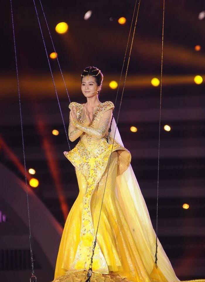 Bộ váy huyền thoại của Nữ thần Kim Ưng bị chê mỗi năm càng thêm sến súa-9