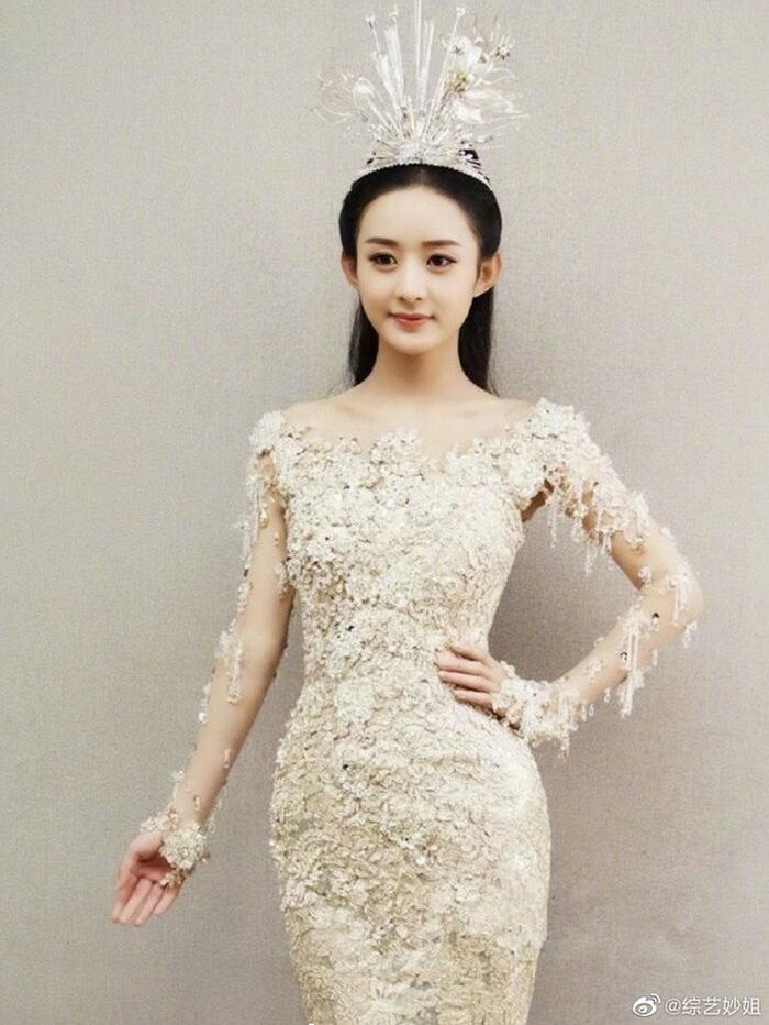 Bộ váy huyền thoại của Nữ thần Kim Ưng bị chê mỗi năm càng thêm sến súa-11