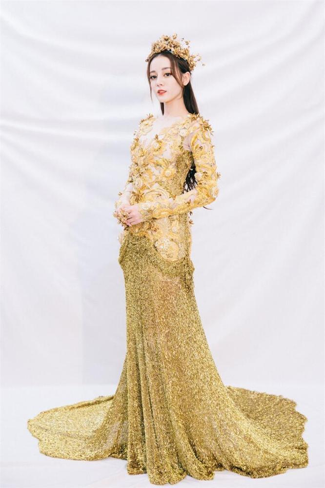 Bộ váy huyền thoại của Nữ thần Kim Ưng bị chê mỗi năm càng thêm sến súa-14