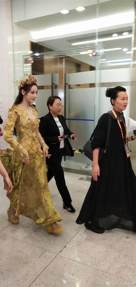 Bộ váy huyền thoại của Nữ thần Kim Ưng bị chê mỗi năm càng thêm sến súa-15