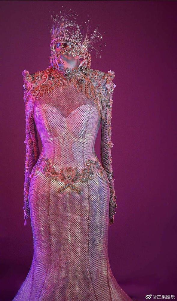 Bộ váy huyền thoại của Nữ thần Kim Ưng bị chê mỗi năm càng thêm sến súa-18