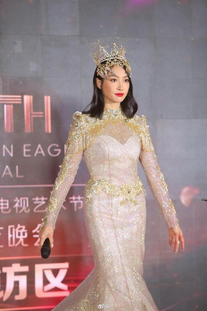 Bộ váy huyền thoại của Nữ thần Kim Ưng bị chê mỗi năm càng thêm sến súa-22