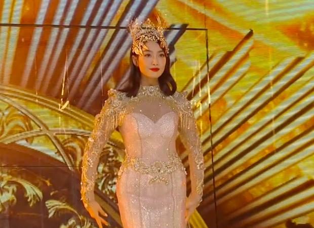 Bộ váy huyền thoại của Nữ thần Kim Ưng bị chê mỗi năm càng thêm sến súa-23