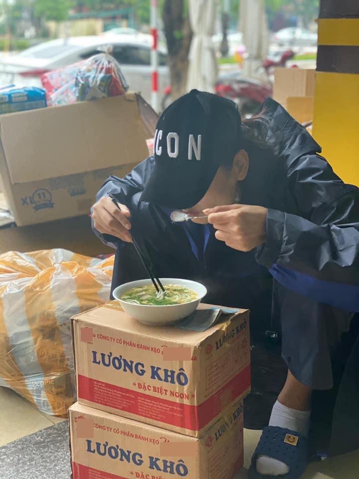 Chồng việt Kiều bật khóc khi xem ảnh Lê Thúy từ thiện miền Trung-1