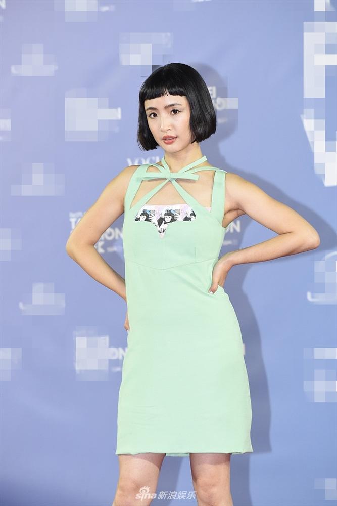 Đụng váy đàn em, người đẹp không tuổi Lâm Y Thần bị chê vừa xấu vừa quê-1