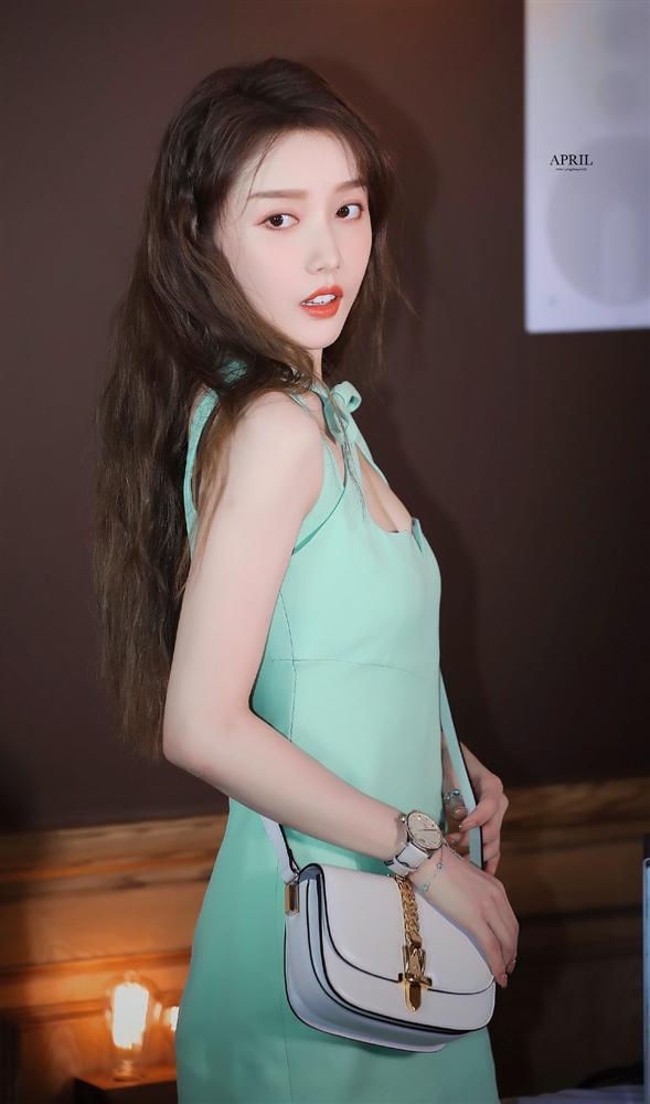 Đụng váy đàn em, người đẹp không tuổi Lâm Y Thần bị chê vừa xấu vừa quê-4