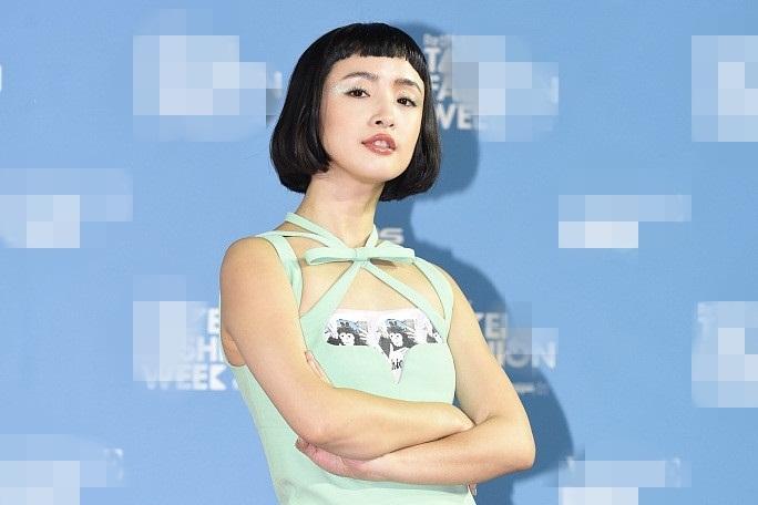 Cùng diện đầm Chanel: Gia Quý phi của Như Ý Truyện sang chảnh, Jennie lép vế vì đôi sandals tòe ngón-9