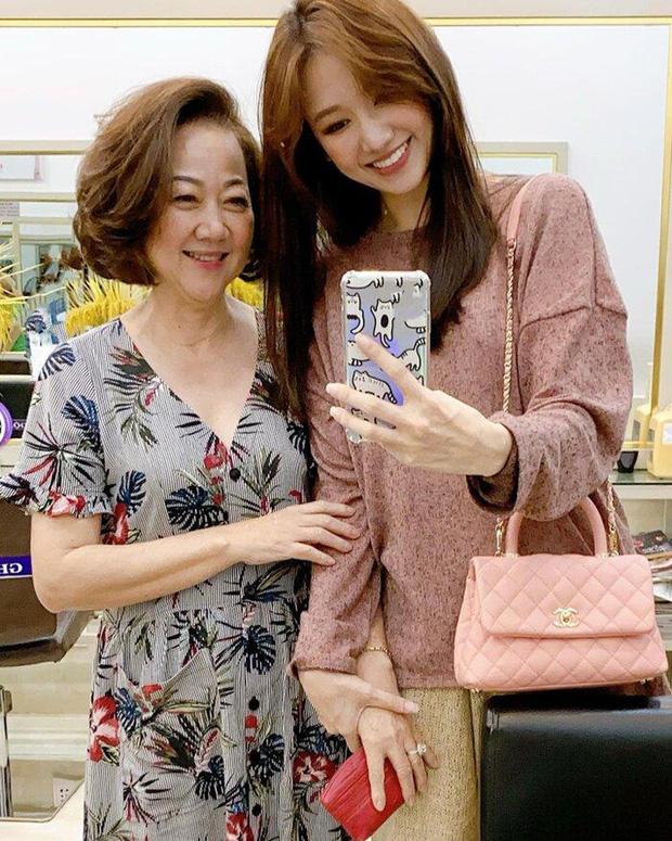 Trấn Thành đăng ảnh sinh nhật mẹ, Hari Won gây chú ý vì ngày càng giống mẹ chồng-3